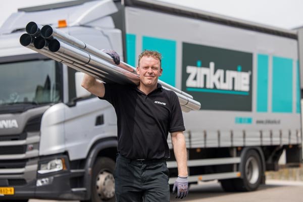 Zinkunie service en levering - Chauffeur met zinken buizen