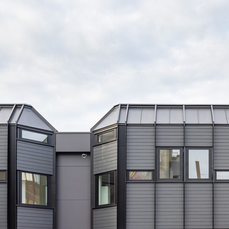 Project in beeld - 4 schuine daken in felswerk